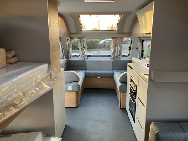 ADORA SAVA INTERIOR 002