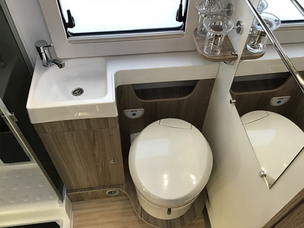 Tessoro 413 Bathroom