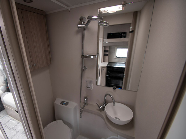 4 Majestic 150 Washroom