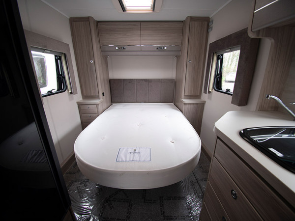 7 Majestic 150 Island Bed