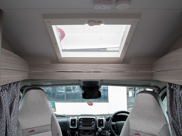 12 Majestic 150 Skylight