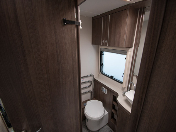 4 Majestic 295 Washroom