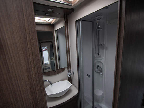 8  Majestic 295 Washroom Sink