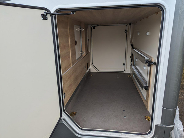 K Yacht 86 Garage 2