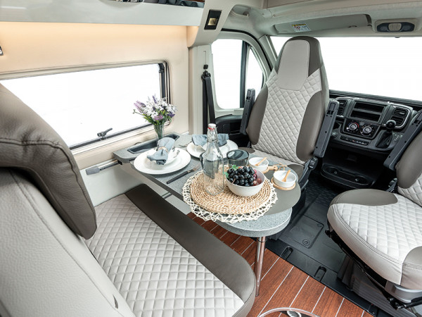 Admiral 6.3 Front lounge