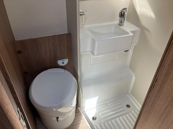 Baron 530 washroom