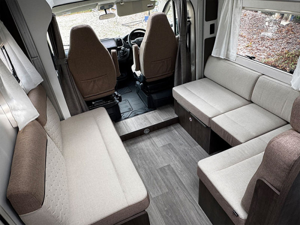 Primero 286 front lounge