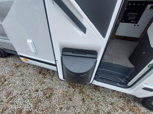 Door bin feature