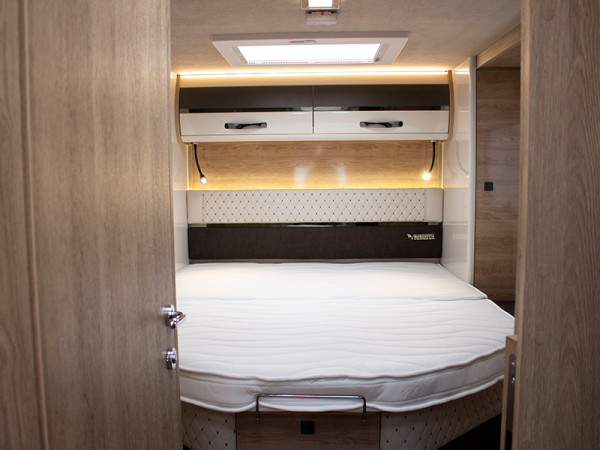 K Yacht 90 Fixed Bed
