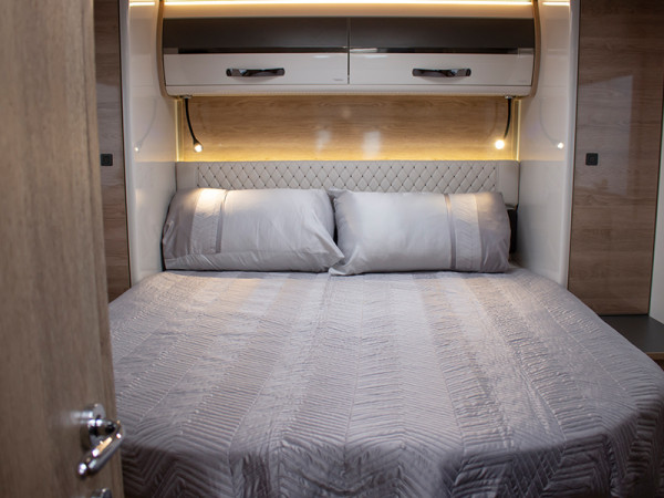 K Yacht 90 Island Bed