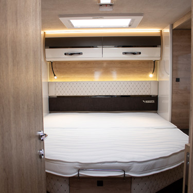 K Yacht 90 Fixed Bed